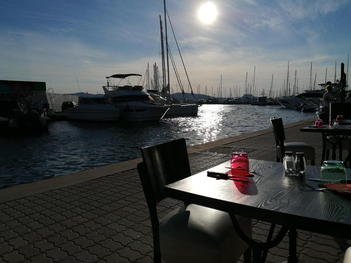 Voilier De Charme A Quai Hotell Saint-Raphaël Exteriör bild