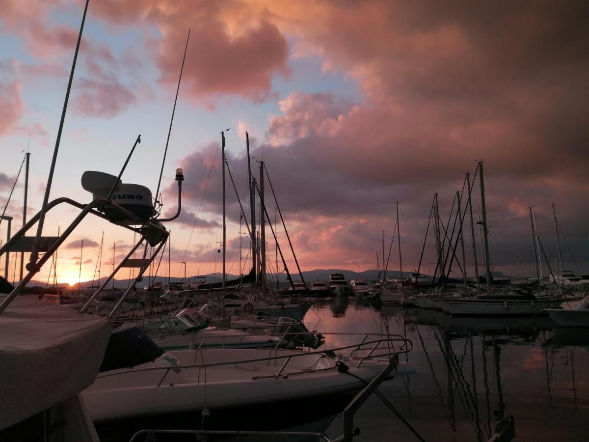 Voilier De Charme A Quai Hotell Saint-Raphaël Exteriör bild