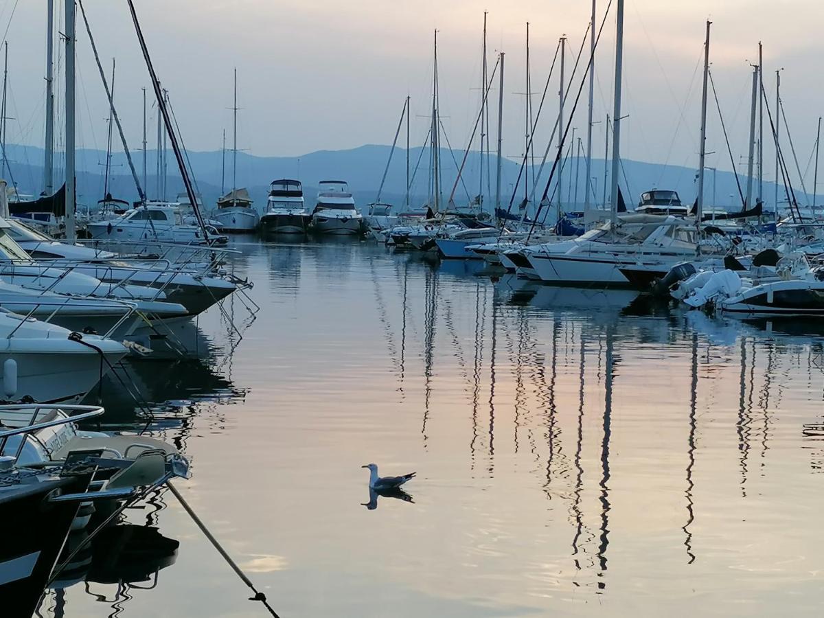 Voilier De Charme A Quai Hotell Saint-Raphaël Exteriör bild
